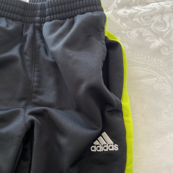 Adidas two piece set in black/green size 7 - Picture 5 of 8